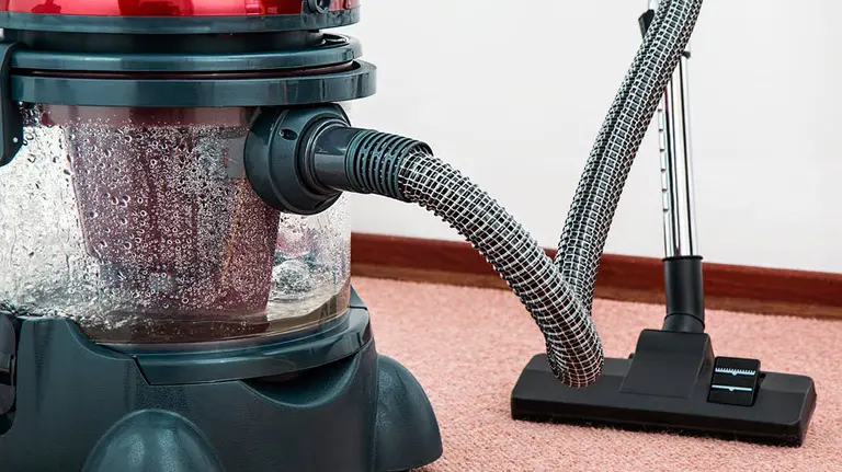Una aspiradora en una casa. Archivo.