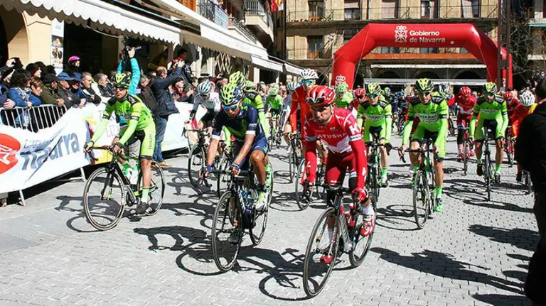 Salida del GP Miguel Induráin 2016 desde Estella. Foto facebook CC Estella.