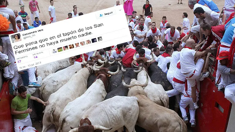 Mensaje de la tuitera Cassandra y un momento del montón de San Fermín de 2013...