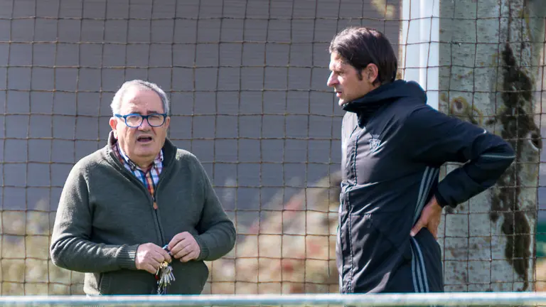 El presidente de Osasuna, Luis Sabalza, y entrenador rojillo, Petar Vasiljevic, charlan al finalizar el entrenamiento en las instalaciones de Tajonar (07). IÑIGO ALZUGARAY