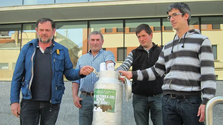 Entregan un centenar de firmas contra la macrovaquería de Soria