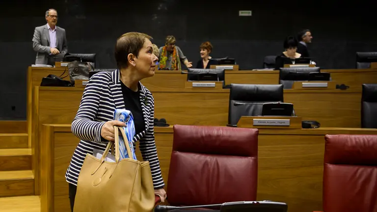 Uxue Barkos, presidenta del Gobierno de Navarra accede a su asiento. PABLO LASAOSA