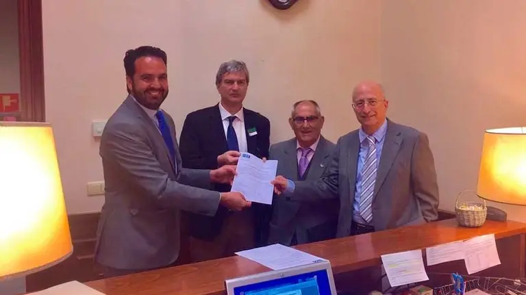 Íñigo Alli y el telefono de la esperaza.