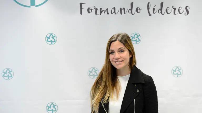 Encuentro de estudiantes de la escuela de negocios Foro Europeo con la cantante de La Oreja de Van Gogh, Leire Martínez. PABLO LASAOSA 01