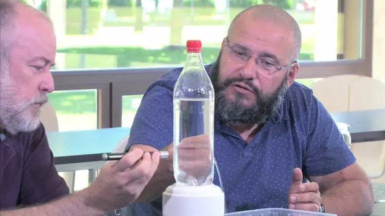 Fotograma del vídeo con Joaquín Sevilla (izq.) y Javier Armentia. CIENCIA EN EL BAR/UPNA