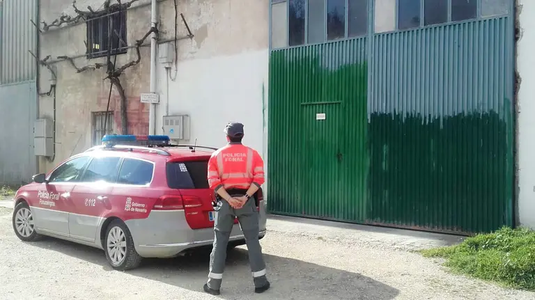 La Policía Foral custodia la empresa de Puente la Reina donde un hombre ha resultado herido muy grave con un corte en el cuello por una radial PF
