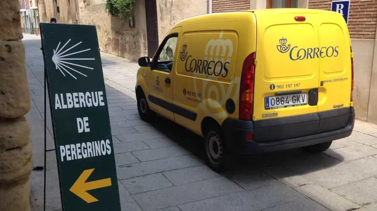 Furgoneta de Correos durante el traslado de las mochilas de los peregrinos. CORREOS