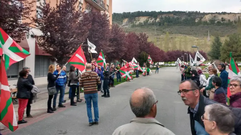 Homenaje a la etarra Mercedes Chivite a su llegada a Ansoáin..