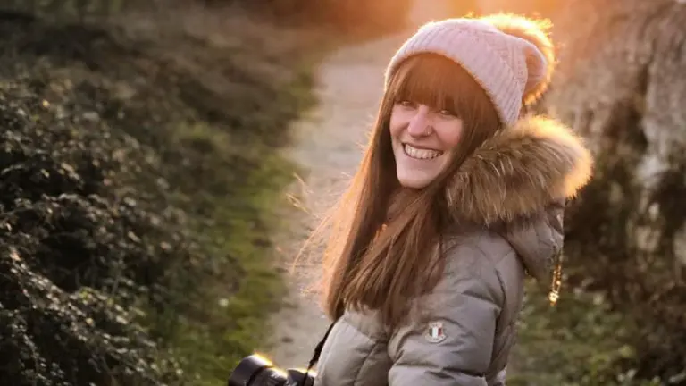 La bloguera navarra Marta Goicoechea, más conocida como Rojo Cangrejo, conduce el programa de televisión Viajeras con B en TEN