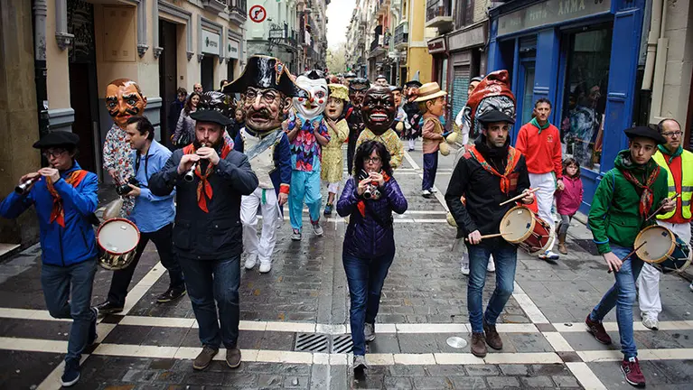 Día mundial de la concienciación del Autismo en Pamplona con la salida de cientos de kilikis venidos de toda Navarra. MIGUEL OSÉS_7