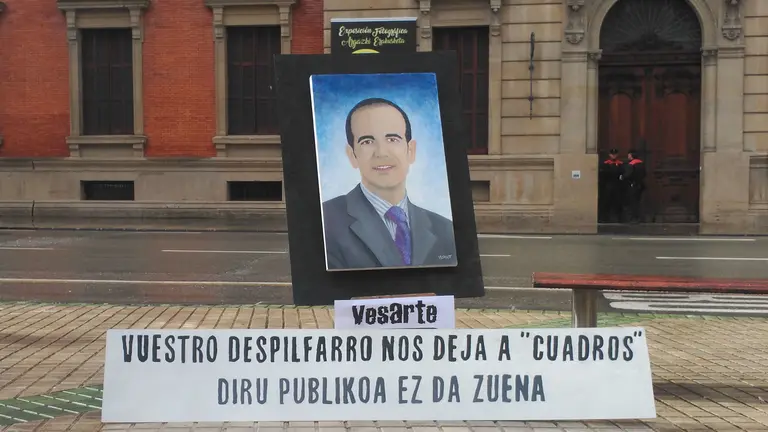 El colectivo Vesarte ha donado un cuadro del expresidente del Parlamento Alberto Catalán para denunciar el despilfarro de dinero público (6)