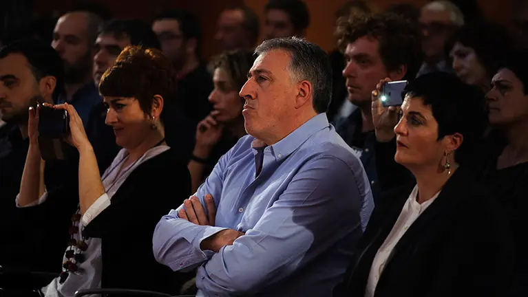 Los partidos que conforman EH Bildu (Sortu, Aralar y EA) firman un compromiso sobre el futuro de la coalición. MIGUEL OSÉS_4