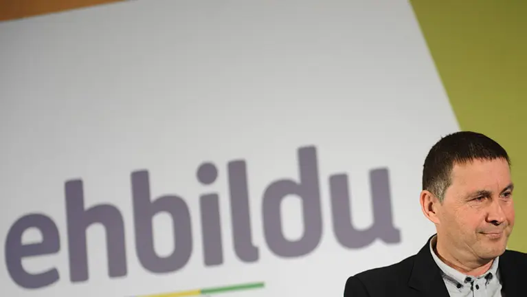 Los partidos que conforman EH Bildu (Sortu, Aralar y EA) firman un compromiso sobre el futuro de la coalición. MIGUEL OSÉS