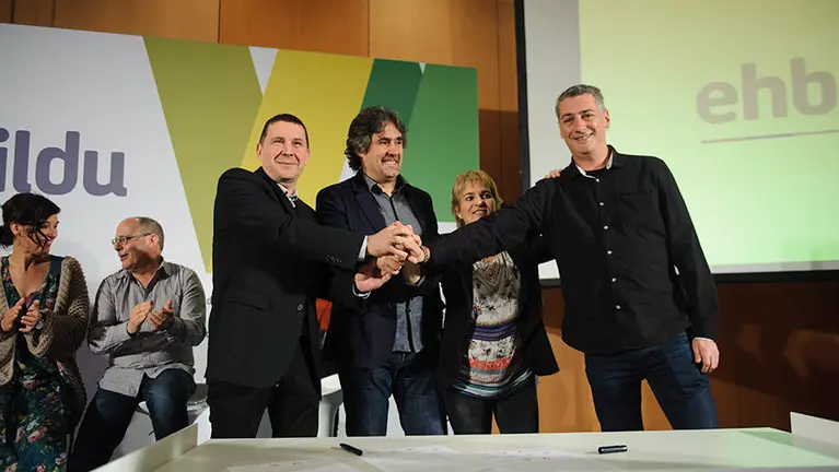 Los partidos que conforman EH Bildu (Sortu, Aralar y EA) firman un compromiso sobre el futuro de la coalición. MIGUEL OSÉS_10