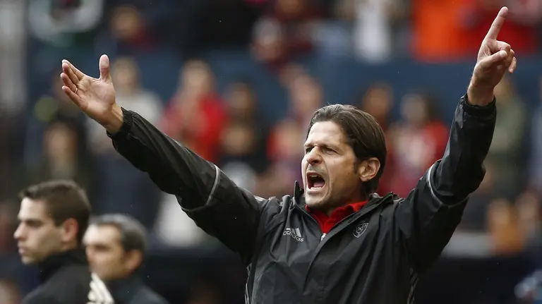 El entrenador serbio de Osasuna, Petar Vasiljevic, da indicaciones a sus jugadores durante el partido correspondiente a la vigésimo novena jornada de LaLiga Santander disputado, ante el Athletic de Bilbao, hoy en el estadio El Sadar. EFE/Diges