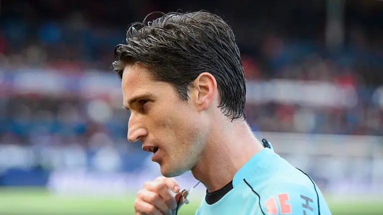 El árbitro Munuera Montero Osasuna - Athletic de Bilbao en Pamplona. PABLO LASAOSA.