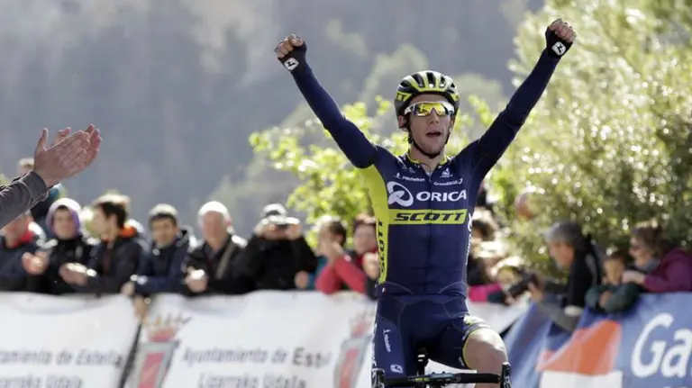 Simon Yates entra vencedor en Estella. Efe.