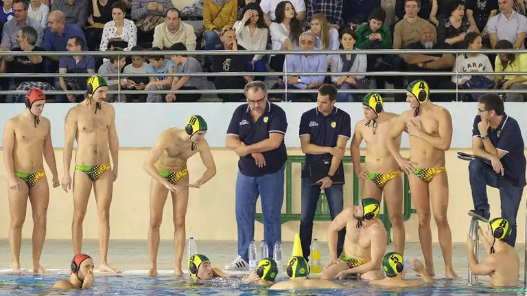 Tiempo muerto del Waterpolo Navarra. Foto web Waterpolo navarra.com