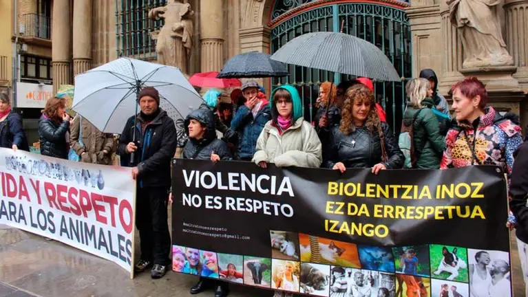 Concentración de Libertad Animal en Pamplona por el endurecimiento de las leyes de maltrato animal. NAVARRA.COM