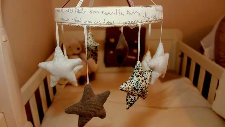 Móvil en una cuna vacía. ARCHIVO