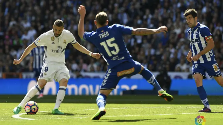 Benzema en acción en el partido Real Madrid - Alavés. Lfp.