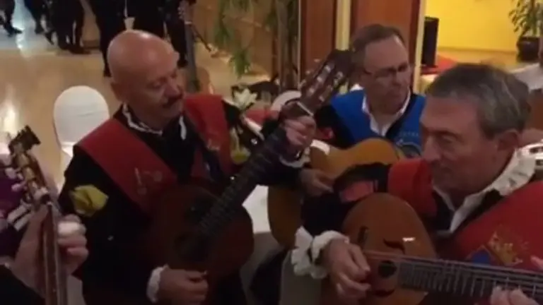 Jota a Uxue Barkos sobre la Bandera de Navarra.