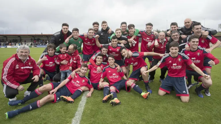 Los juveniles rojillos celebran el título. Foto CA Osasuna.