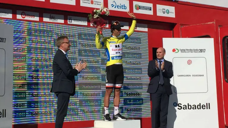 Pódio de la primera etapa de la Vuelta al País Vasco. Twitter Itzulia.