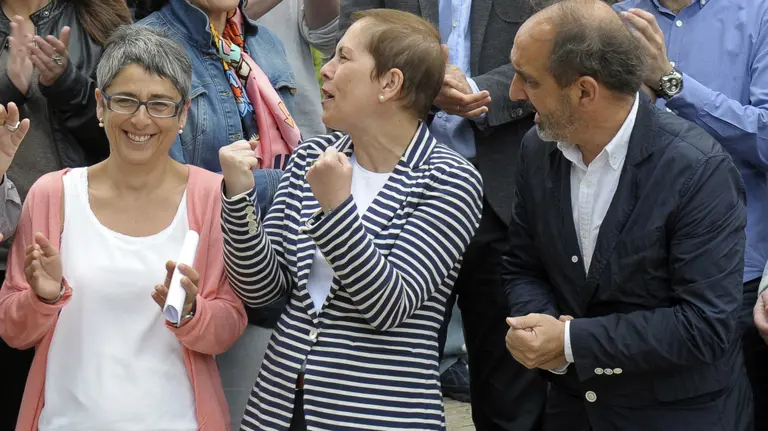 GRA082. PAMPLONA, 11/06/2016.- Los candidatos de Geroa Bai en las elecciones del próximo día 26, Daniel Innerarity (d) y Anika Luján (2i), apoyados por la presidenta del Gobierno de Navarra, Uxue Barkos (2d), entre otros, durante el acto electoral de la coalición celebrado hoy en Pamplona en el segundo día de campaña. EFE/Villar López