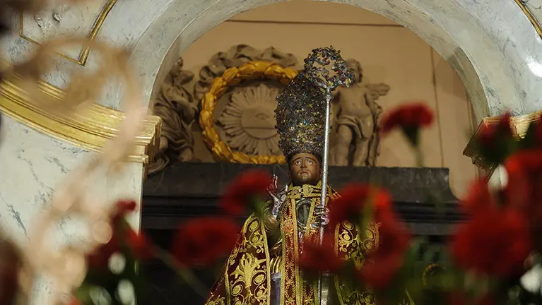 La cuarta misa de la escalera reune a cientos de personas para el traslado del Santo desde el Altar Mayor hasta su capilla. MIGUEL OSÉS_9