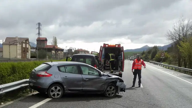 Un agente de la POlicía Foral atiende el accidente en Uharte Arakil. POLICÍA FORAL