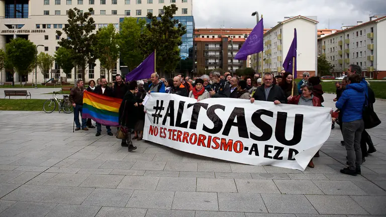 Familiares de los jóvenes detenidos por los sucesos de Alsasua del pasado 15 de octubre se vuelven a concentrar delante de la Audiencia, en este caso con grupos feministas y LGTB. PABLO LAS (3)