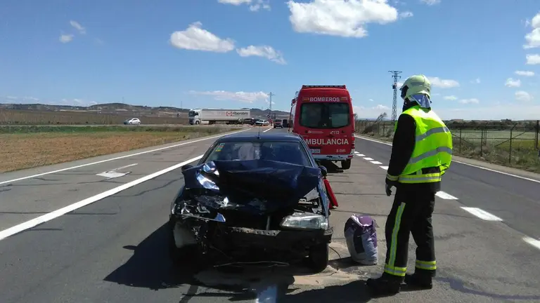 Uno de los dos vehículos implicados en el accidente de tráfico ocurrido en la NA-134