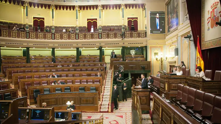 Pleno del Congreso vacio durante la efensa-de-una-proposición-de-Ley-propuesta-por-varios-parlamentarios-navarros.-PARLAMENTO-DE-NAVARRA.