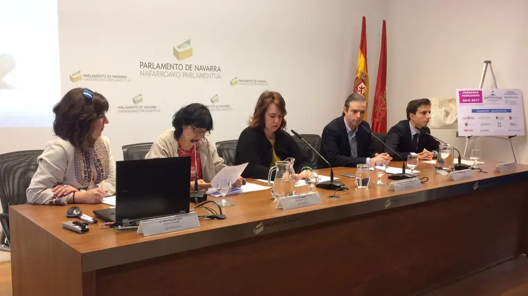 Anapar presenta en el Parlamento de Navarra las Jornadas del Parkinson 2017 enmarcadas en la celebracion del Día Mundial de la Enfermedad.