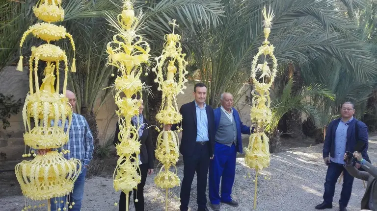 Elche envía las palmas blancas del Domingo de Ramos a los Reyes, al Papa Francisco y a Rajoy.