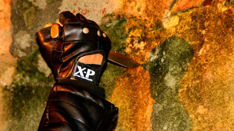 Un hombre porta en actitud amenazante un machete ARCHIVO