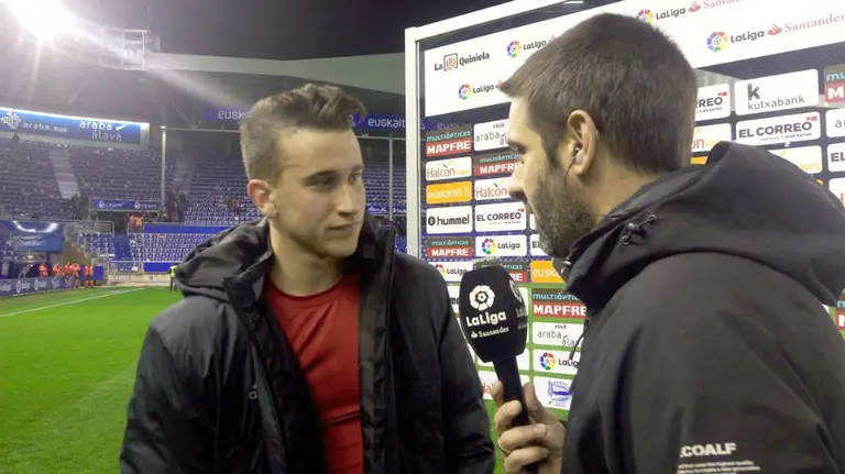 Álex Berenguer realiza declaraciones tras el partido en Vitoria. Twitter.