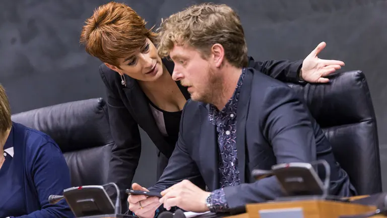 Pleno del Parlamento de Navarra. Bakartxo Ruiz y Maiorga Ramirez (01). IÑIGO ALZUGARAY