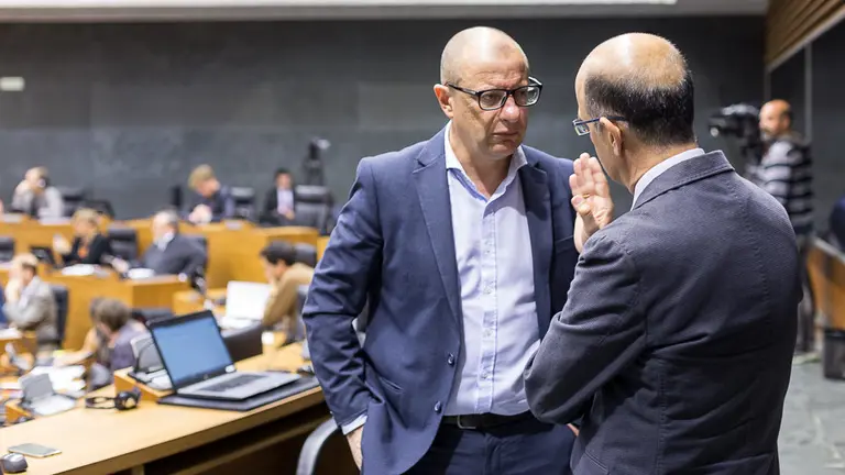 Pleno del Parlamento de Navarra. Carlos Gimeno y Alberto Catalán (06). IÑIGO ALZUGARAY