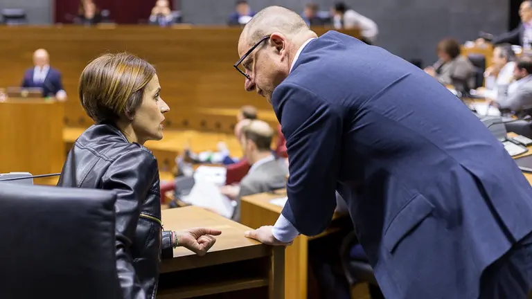 Pleno del Parlamento de Navarra. maría Chivite y Carlos Gimeno (01). IÑIGO ALZUGARAY