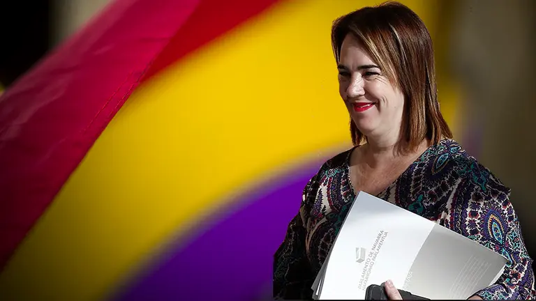 Ainhoa Aznárez sobre una bandera de la República