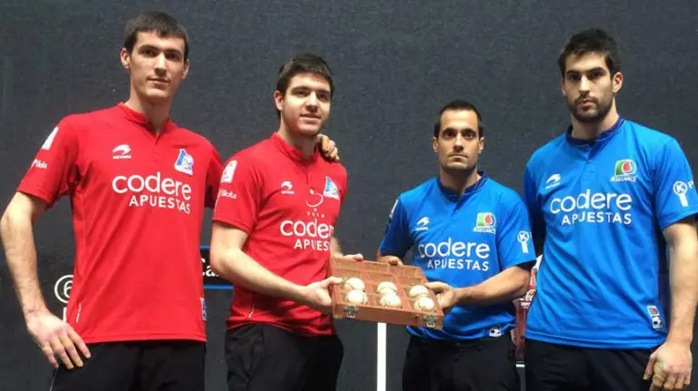 Los cuatro finalistas con el material seleccionado en Bilbao. Foto Asegarce.