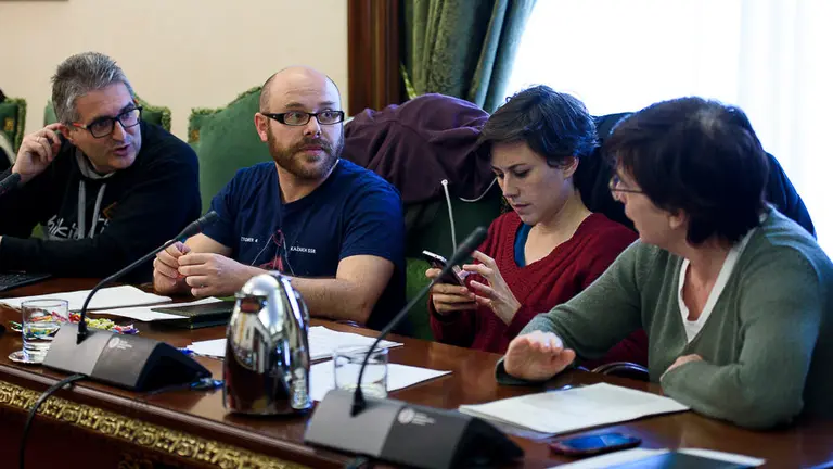 Albero Labarga (d) junto con Armando Cuenca, de Aranzadi hablan con Edurne Eguino, de Izquierda-Ezkerra. PABLO LASAOSA