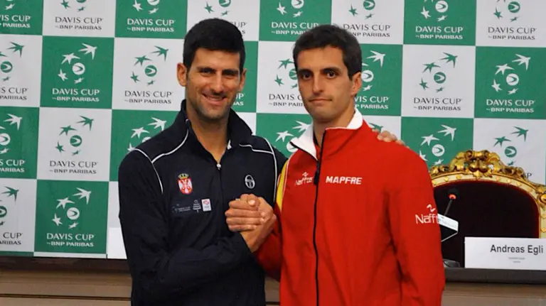 Djokovic estrecha la mano de Albert Ramos. Twitter RFET.