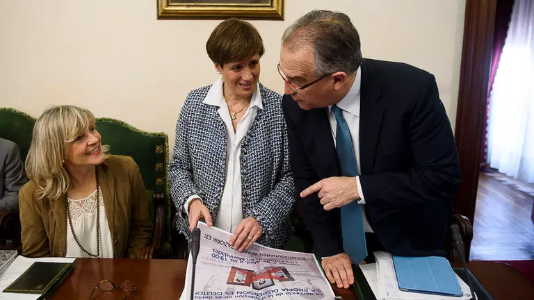 María Caballero (i) habla con Ana Elizalde y Enrique Maya, los tres, de UPN. PABLO LASAOSA