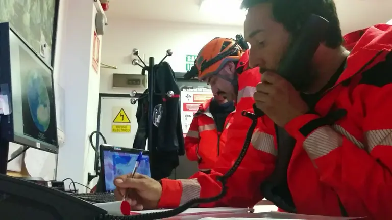 Un grupo de bomberos navarros y franceses participan en un simulacro de peregrinos extraviados en Roncesvalles.