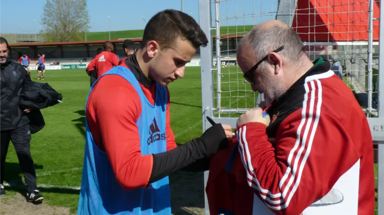 Berenguer firma un autógrafo en Tajonar.