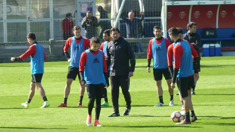 Vasiljevic con sus jugadores en Tajonar.