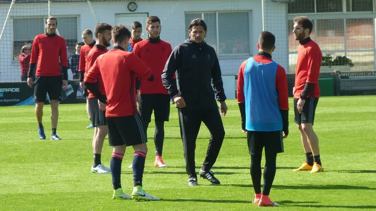 Vasiljevic junto a sus jugadores en Tajonar.